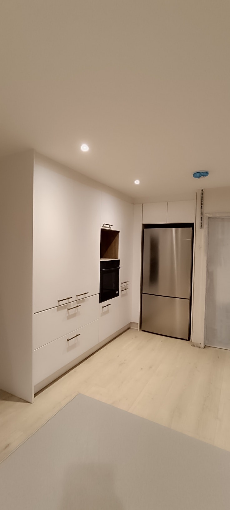 Kitchen installation with built-in appliances